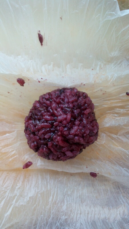 Put the prepared rice ball
