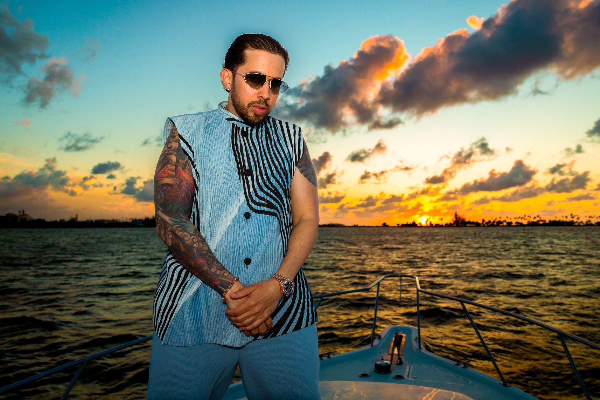 Stray Kids' Han has once again made headlines after revealing a large tattoo  running down his ribs during a fan meeting at Show! Music Core. The tattoo,  which features the words \, image size:1920x1280