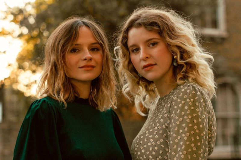Gabrielle Aplin Hannah Grace Release Christmas Ep December Peermusic The Global Independent