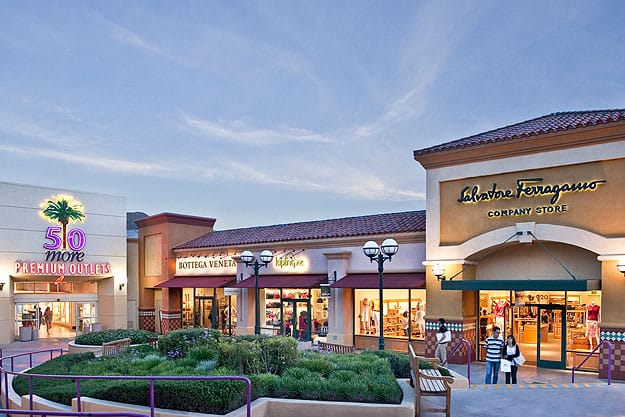 Palm Springs Shopping Areas - Outlet Malls, Desert Hills Premium Outlets, Cabazon Outlets