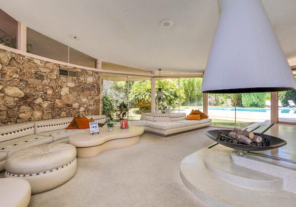 elvislivingroom