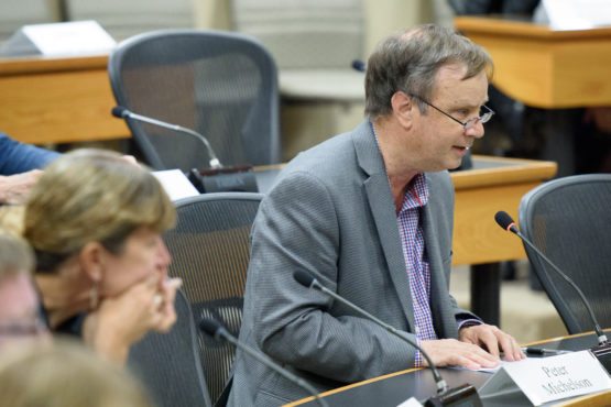 Peter Michelson speaking at the senate meeting.