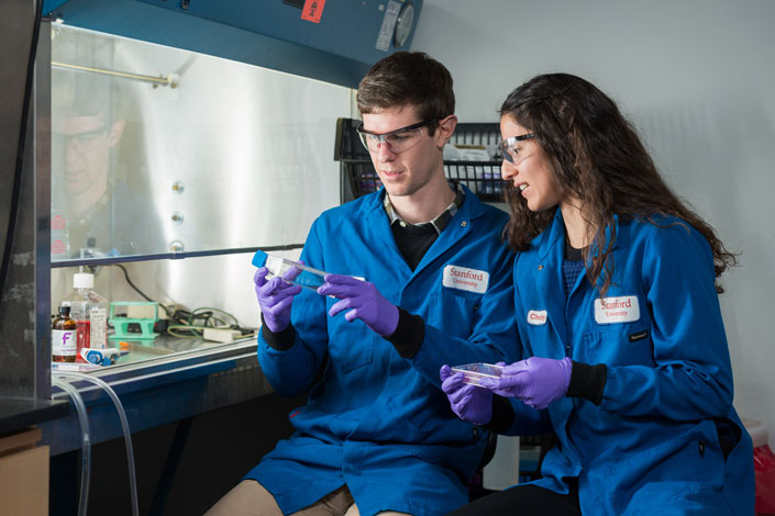Colin McKinlay and Jessica Vargas in the lab