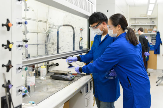 Weichen Wang y Jie Xu trabajan juntos en el laboratorio de Bao.