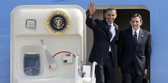 MEXICO-SUMMIT/ U.S. President Barack Obama (L) waves next to U.S ambassador in Mexico Carlos Pascual as they arrival at the International airport in Guadalajara City August 9, 2009. U.S. President Barack Obama, Canadian Prime Minister Stephen Harper and Mexican President Felipe Calderon will meet in Guadalajara to attend a summit of North American leaders on August 9 and 10.