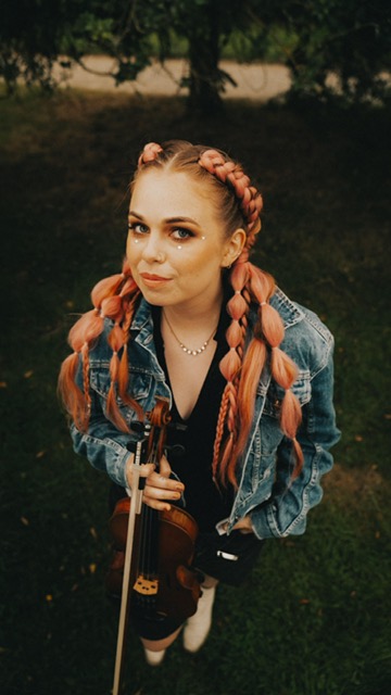 Violinist / fiddler / composer Lily Honigberg