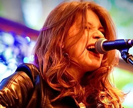 Singer / songwriter Ciera Mackenzie