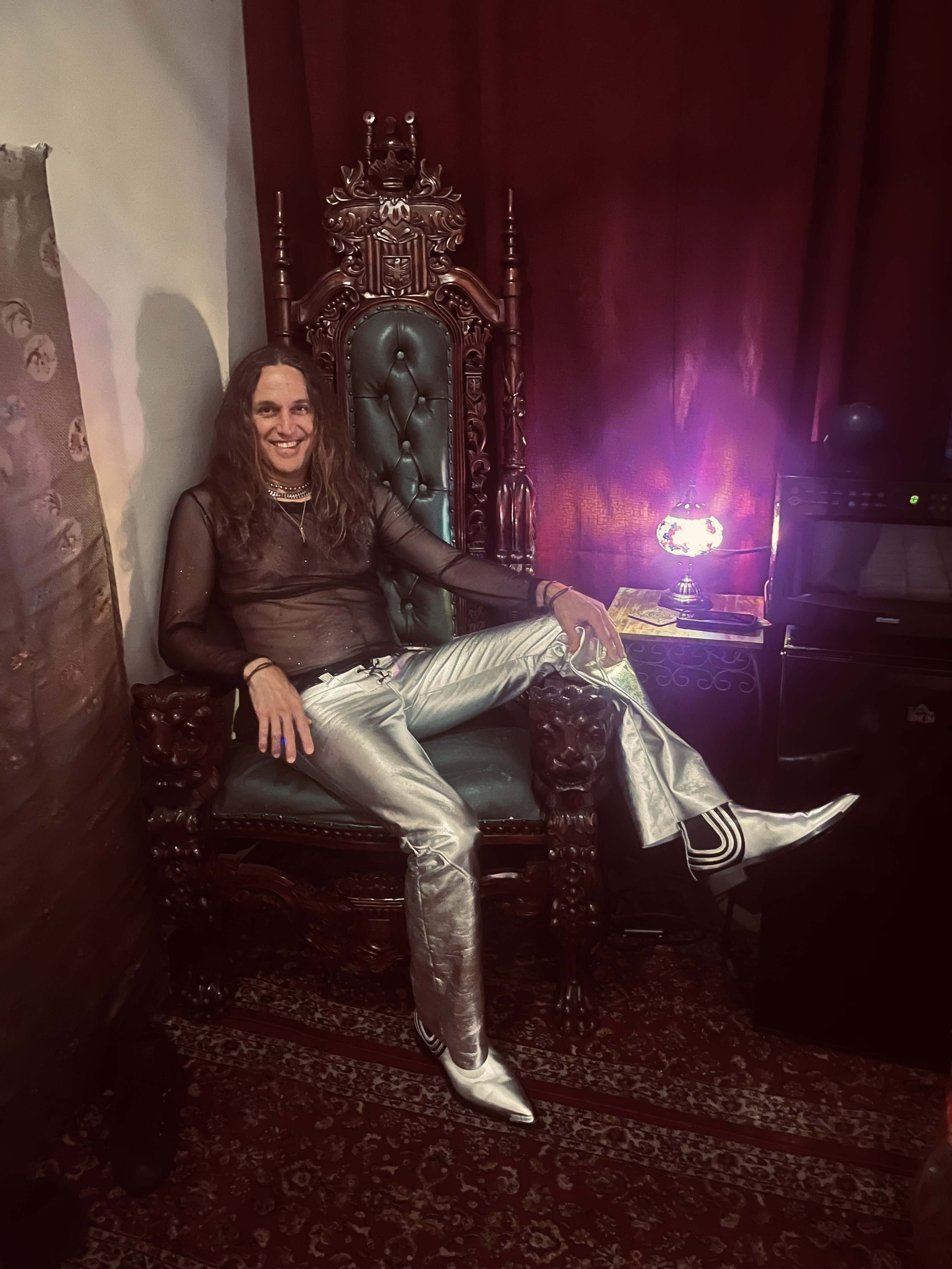 Singer / songwriter / multi instrumentalist Robbie Gennet