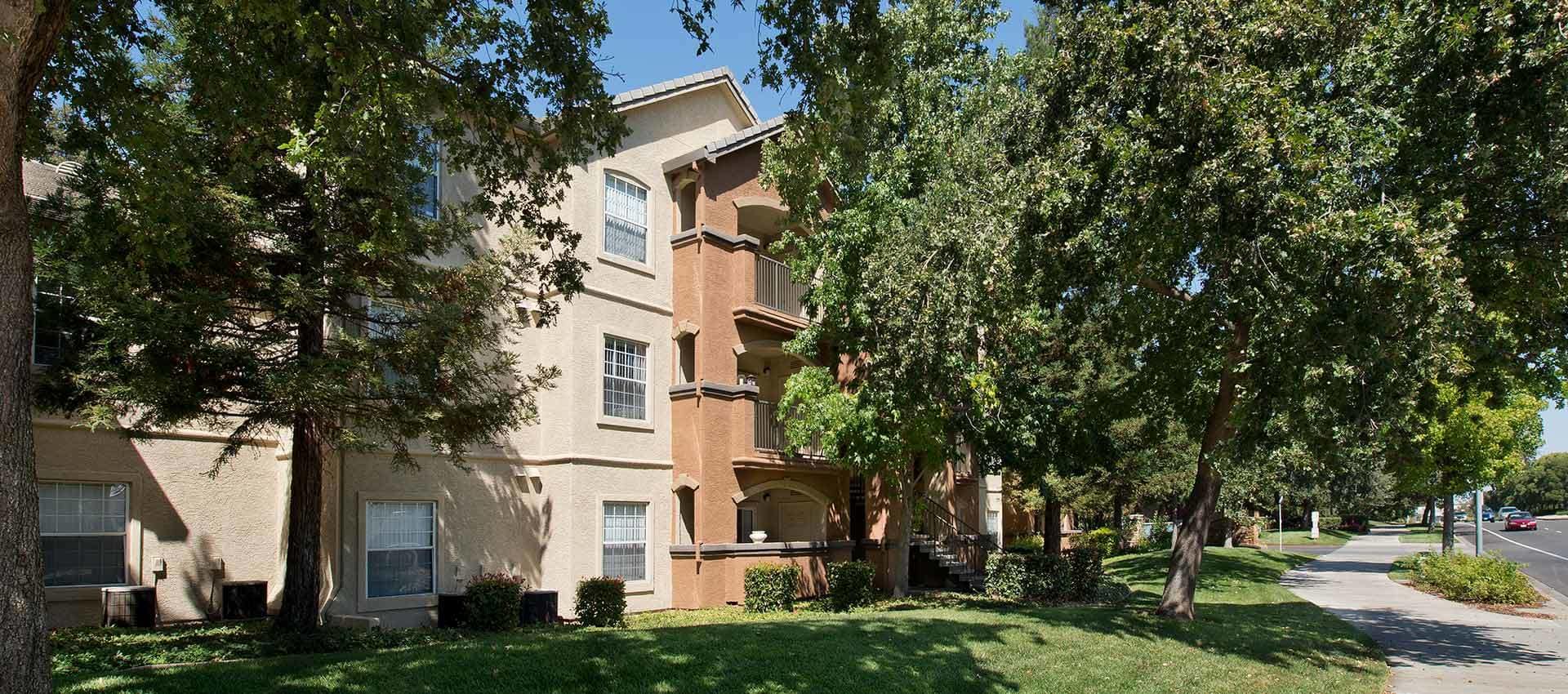 RIVER OAKS APARTMENTS