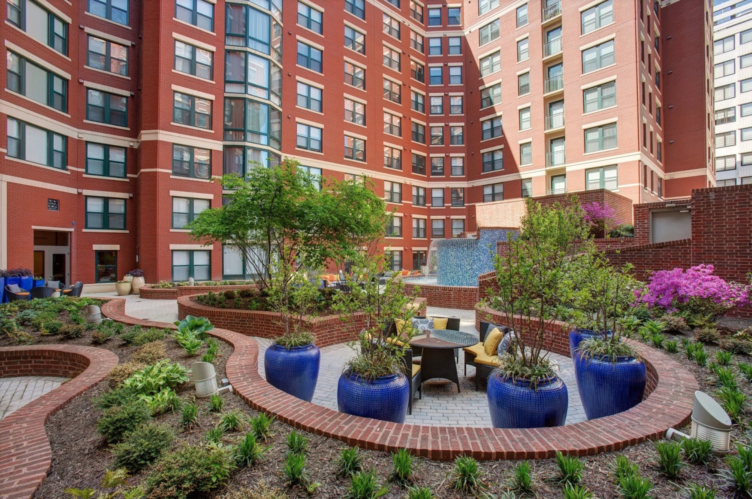1301 THOMAS CIRCLE photo 2