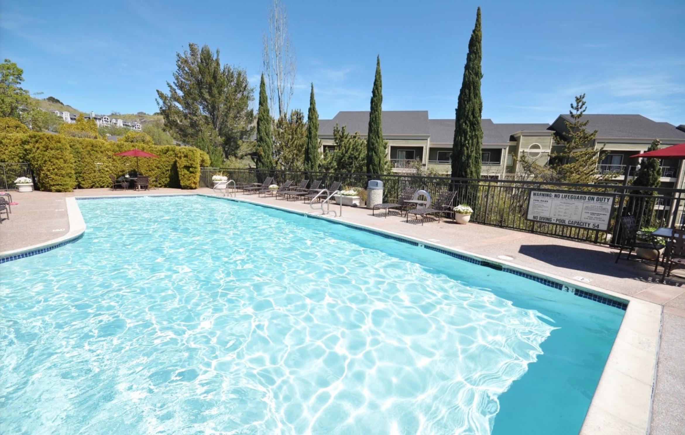 LARKSPUR COURTS APARTMENTS photo 2
