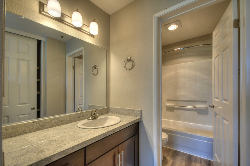 LARKSPUR COURTS APARTMENTS photo 7