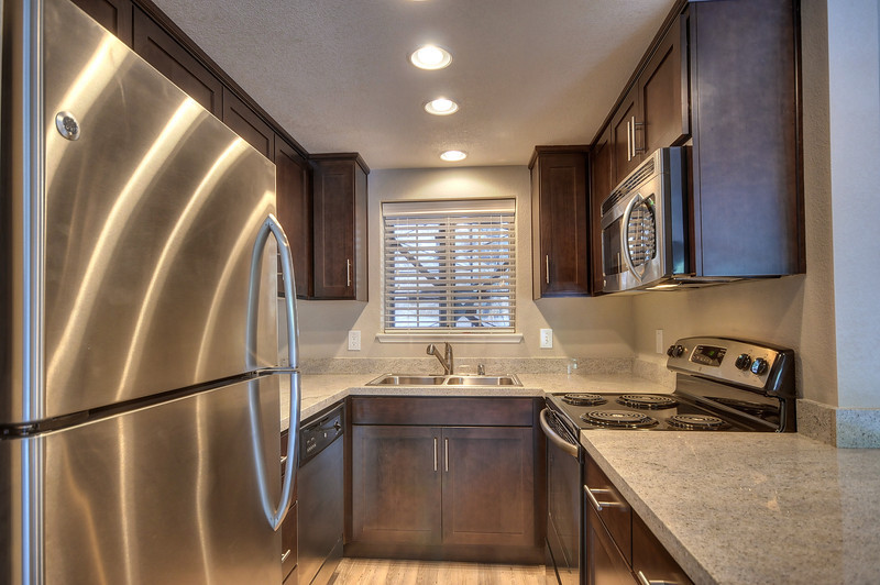 LARKSPUR COURTS APARTMENTS photo 8