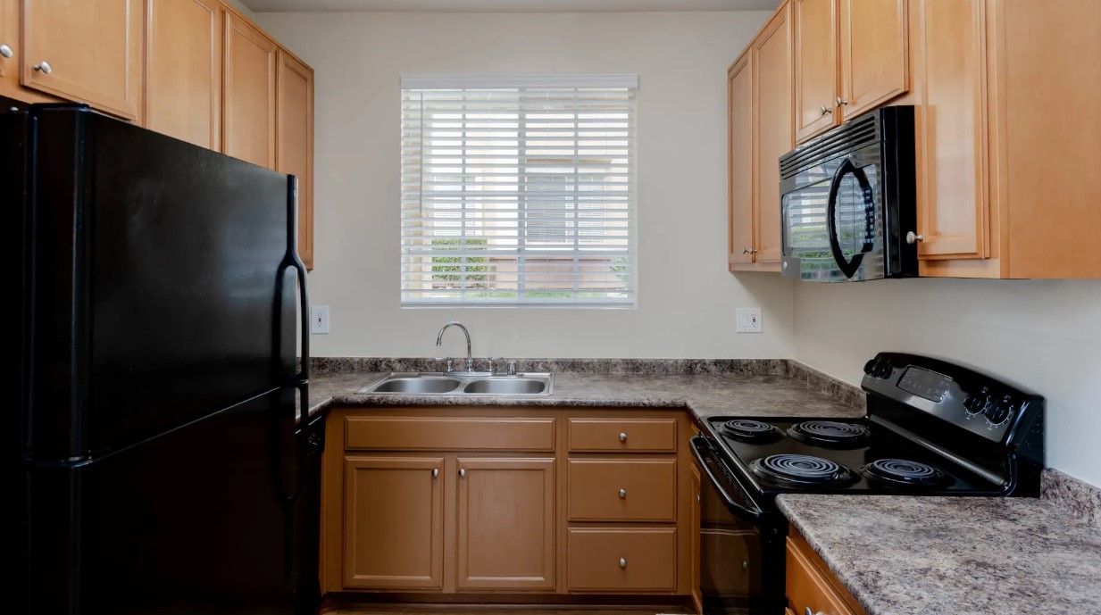DEERWOOD APARTMENTS photo 5