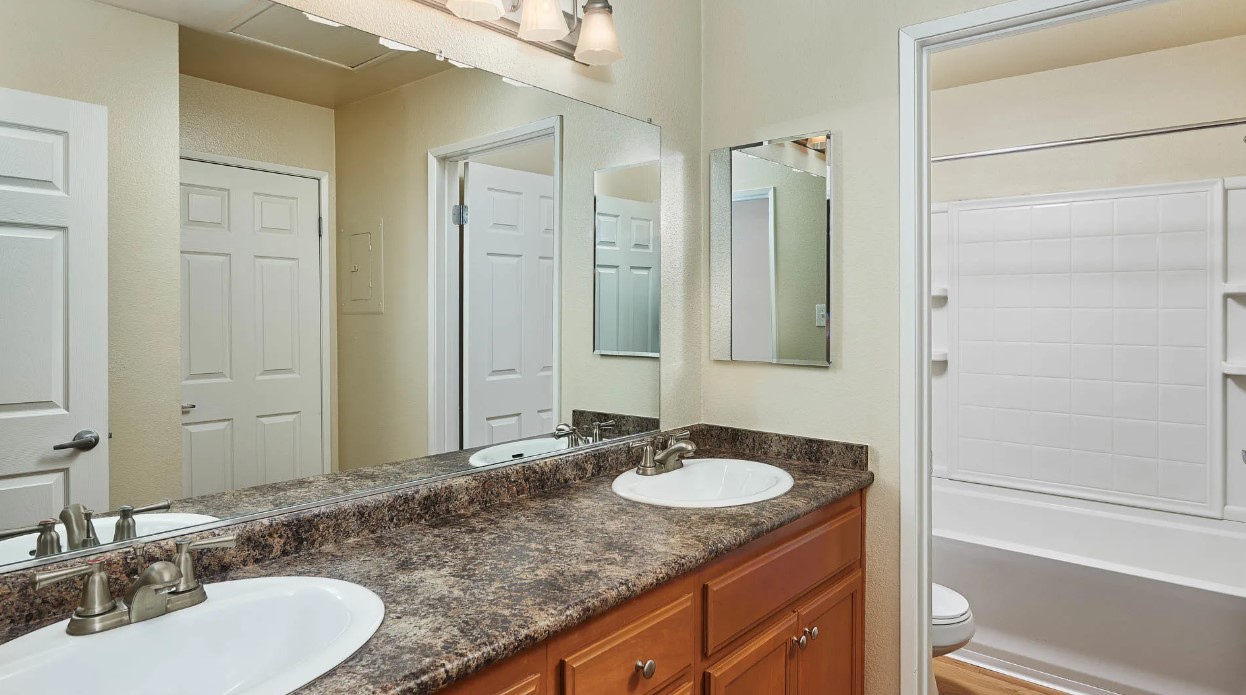 DEERWOOD APARTMENTS photo 8