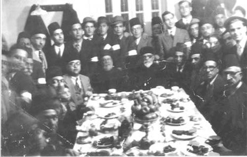 Rabbis of Egypt. This unique picture from March 3rd 1945, gathers almost all the in function at the time. Center on the right: Chief Rabbi Nahum Effendi, Rav Aharon Shueka – from Ahava Ve-Akhva, Rav Yehuda Maslaton Cohen Trab – Av Beith-Din, Rav Shmuel Nefussi – later Chief Rabbi of Alexandria, behind him Rav Yossef Dayan, (Ahava Ve-Akhva). […]