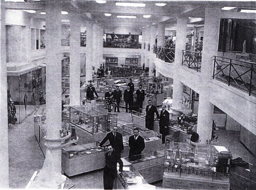 The entrance floor of ‘Cicurel’, one of many other Department stores in Cairo and Alexandria, owned by Jews. The best fashion, perfumes and garments from Paris for men and women were to be found in those huge and multi-storied department stores. Is not longer owned by a Jew, but still keeps the Cicurel Jewish name. (Cairo 1948). (From the book “The Golden Era of the Jews of Egypt” by Levana Zamir)
