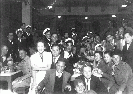 Hosting the soldiers of the Jewish Brigade of Palestine during WWII, at the Jewish Soldiers Club in Alexandria. Wearing the white suit: the Egyptian Zionist Yolande Gabbay-Harmor, with Moshé Ben-Asher from “Guedud Ha’avoda” – 1941. (Yad Tabenkin archives). (From the book “The Golden Era of the Jews of Egypt” by Levana Zamir)