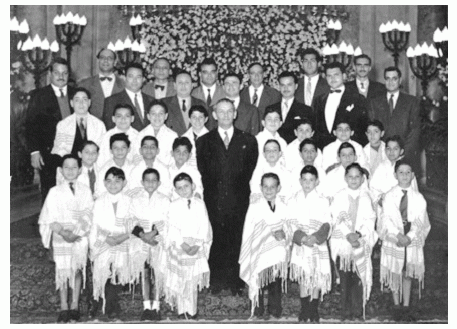 Eliahu Hannabi Choir, headed by Maestro Albert Hemsi (in the center). (From the book “The Golden Era of the Jews of Egypt” – by Levana Zamir)