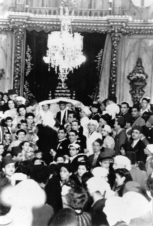 A wedding ceremony at Neve Shalom Synagogue. (Cairo, circa 1935) (Levana Zamir private collection)