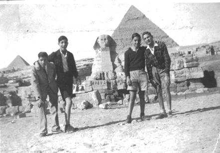 Excursion at the Pyramids of Guizah – Cairo 1943. (Levana Zamir private collection)