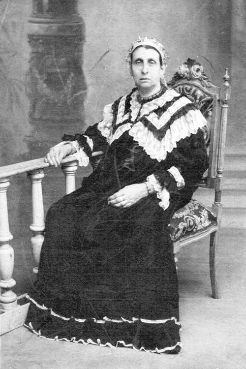 Réna Shémés, spouse of Habib Shémés. Her ladino first name ‘Rena’, says she is a descendant of an ancient Sephardic family in Egypt. Her head is covered by decency as well as by coquetry, with an Egyptian ‘Mandil be-Oya’, which is a fine colored silk kerchief, crocheted all around its border with a fine and colorful embroidery, tied like a crown over the head. Haret el-Yahoud, Cairo – 1901. (Levana Zamir private collection)
