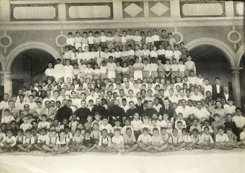 Elementary school students and teachers, at the ‘Collège de la Sainte Famille’, Italian Mission School, where the first language was French. Helwan, 1947. (Levana Zamir private collection).