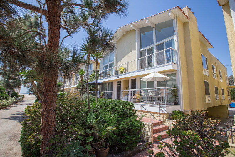 OCEAN VIEW BALCONY! 2BD + LOFT PRIVATE ROOFTOP PATIO! STEPS TO THE SANDY BEACH! STEPS TO THE CANAL! WOW!