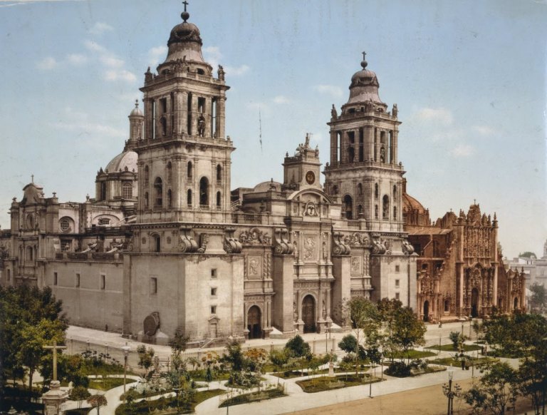1. Zócalo y Catedrales de Nuestra Señora de Guadalupe
