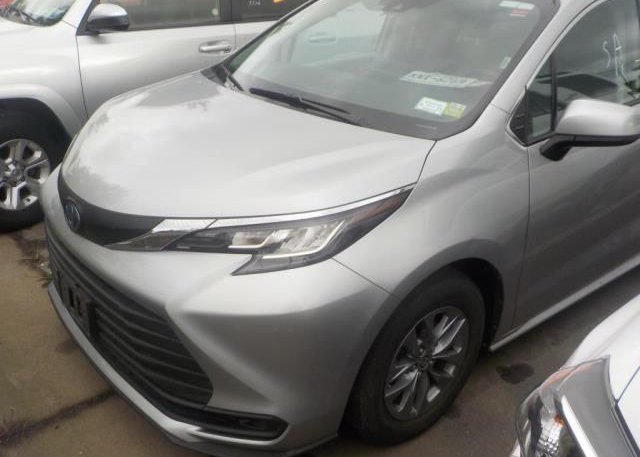 2022 TOYOTA SIENNA (VIN: 5TDKRKEC8NS112143)
