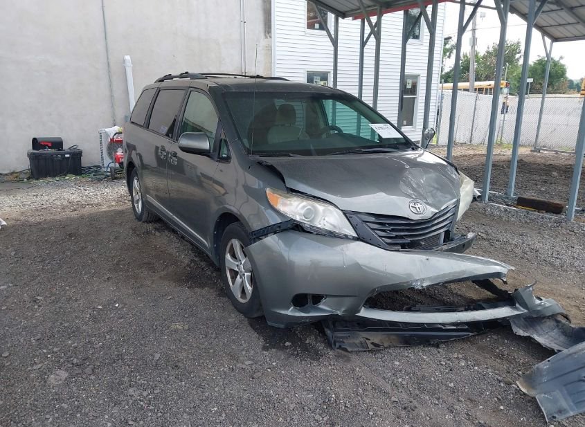 2013 TOYOTA SIENNA LE V6 8 PASSENGER photo