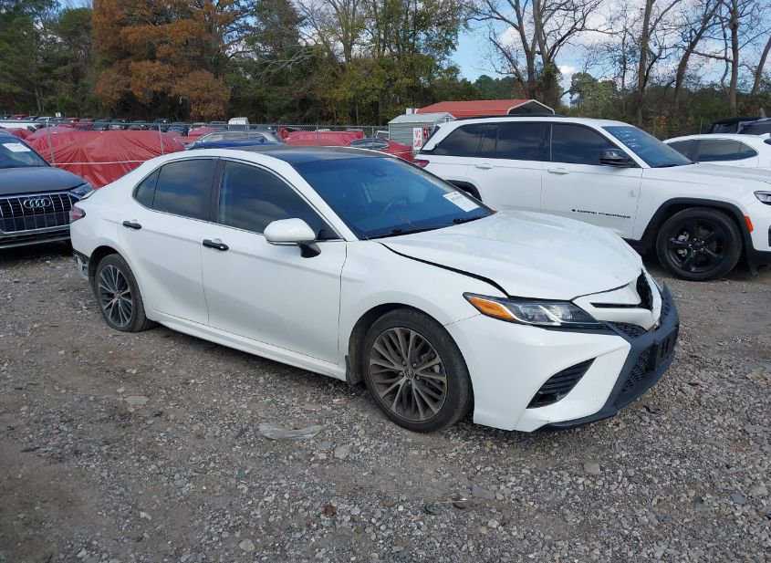 2020 TOYOTA CAMRY SE photo