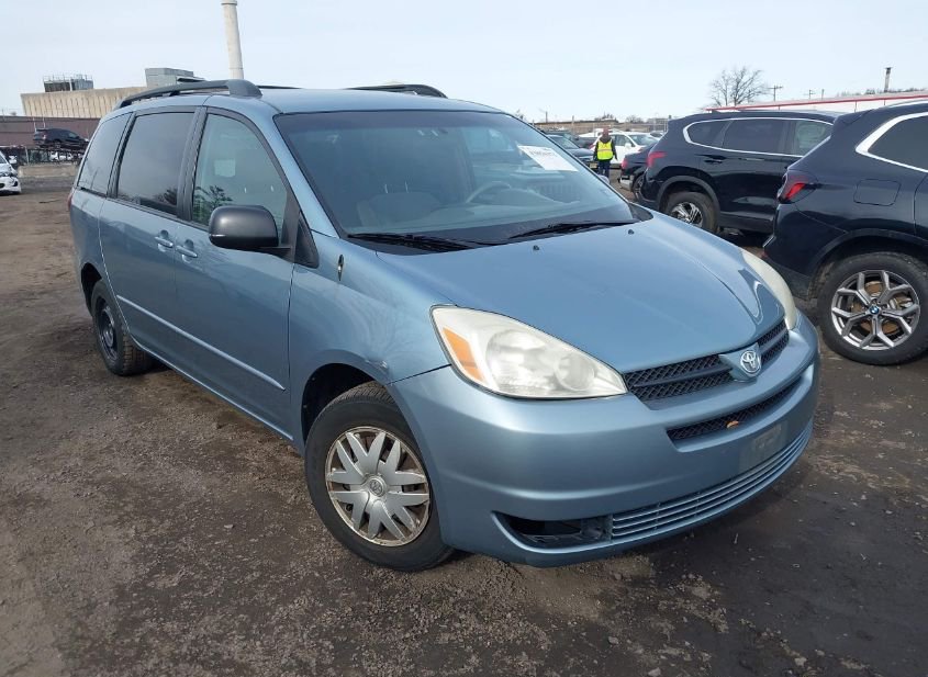 2005 TOYOTA SIENNA LE photo