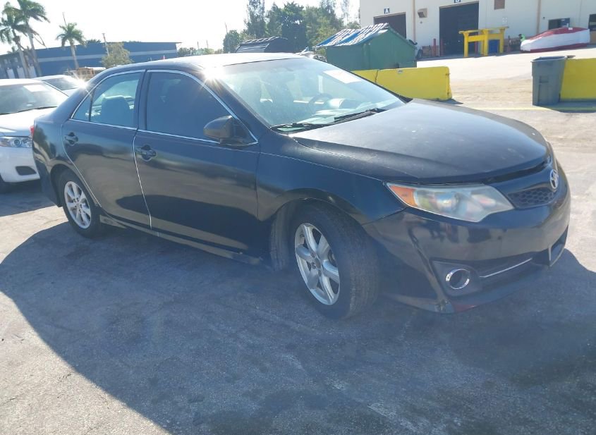 2014 TOYOTA CAMRY SE photo