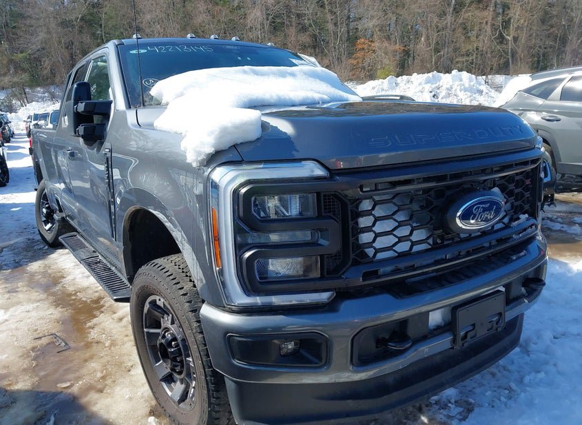 2024 FORD F-350 LARIAT photo