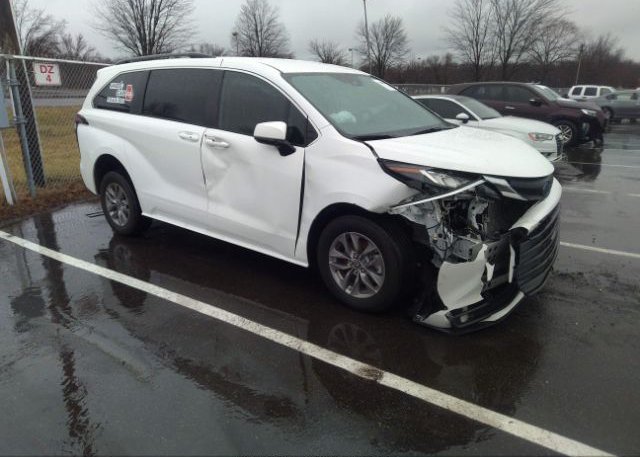 2022 TOYOTA SIENNA (VIN: 5TDKRKEC1NS094844)