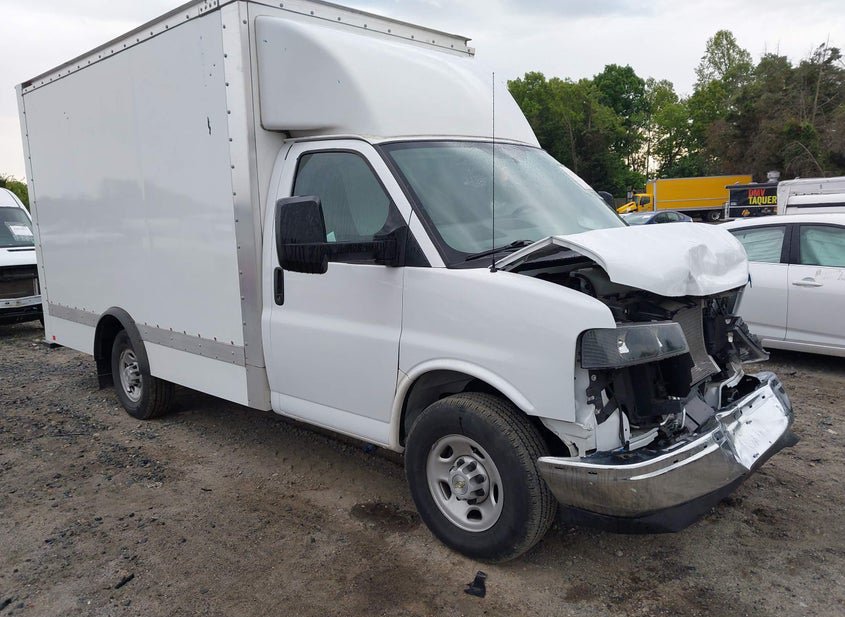 2024 Chevrolet Express Cutaway photo