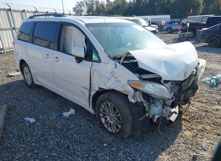 2014 TOYOTA SIENNA XLE V6 8 PASSENGER photo