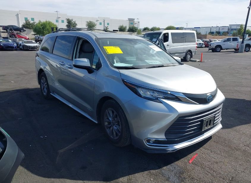 2021 TOYOTA SIENNA XLE photo