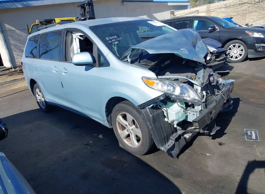 2015 TOYOTA SIENNA LE 8 PASSENGER photo