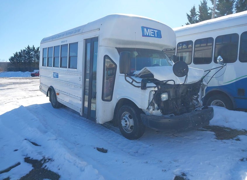 2014 Chevrolet Express Cutaway photo