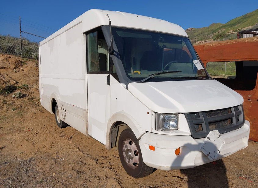 2013 Isuzu Commercial Van photo