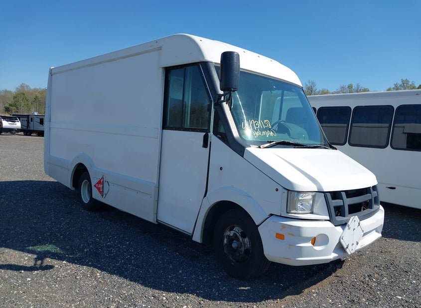 2013 Isuzu Commercial Van photo