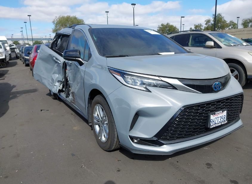2023 TOYOTA SIENNA XSE photo