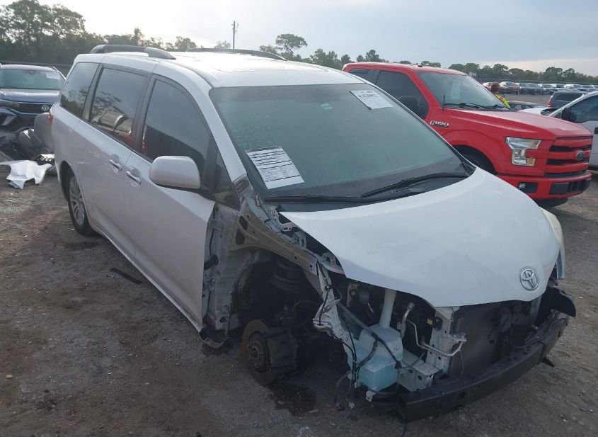2016 TOYOTA SIENNA XLE 8 PASSENGER photo