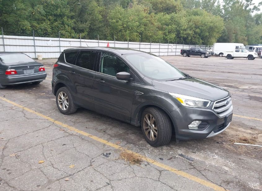 2017 FORD ESCAPE SE photo