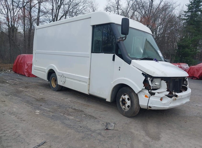2013 Isuzu Commercial Van photo
