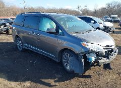 2018 TOYOTA SIENNA XLE 7 PASSENGER photo