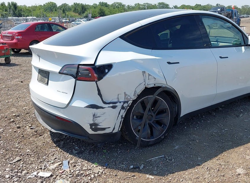2025 Tesla Model Y EL(VIN: 7SAYGDEE8SF245260