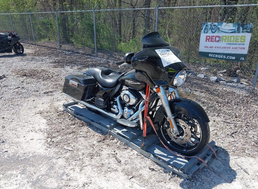 2010 Harley-Davidson Flhx 2 photo